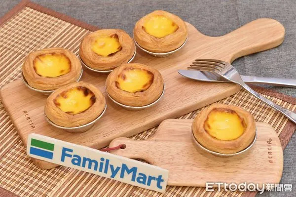 ▲▼全家SOHOT炎選現烤點心超人氣「葡式千層蛋塔」。（圖／業者提供）