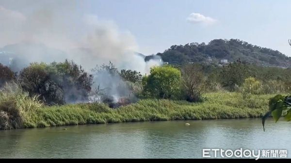 ▲▼苗栗市後龍溪河濱公園模型飛機失事墜後龍溪沙洲，引發雜草火警，燒整夜自然熄滅，沒有財物損失。（圖／記者蔡文淵翻攝）