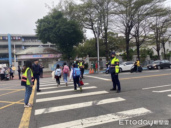 ▲▼  嘉市警大白熊開學日驚喜現身 ，「護童專案」守護學童婦幼安全。   。（圖／嘉義市警局提供）