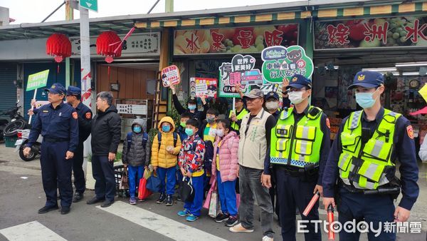 ▲▼  警民合作共護學童 溫馨守護學童安全  。（圖／朴子分局提供）