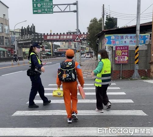 ▲▼ 中埔警與鄉長共同啟動開學日護童勤務 點亮校園安全 。（圖／中埔分局提供）