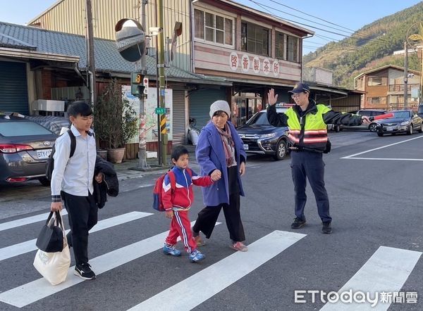 ▲▼ 中埔警與鄉長共同啟動開學日護童勤務 點亮校園安全 。（圖／中埔分局提供）