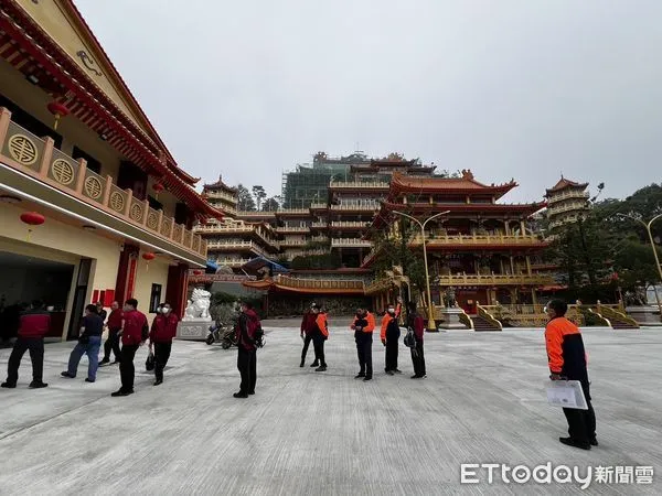 ▲台南市消防局第二救災救護大隊16日上午9時，於南化區「玉山寶光聖堂香客大樓」辦理火災搶救實地踏勘，模擬避難逃生疏散與火災搶救。（圖／記者林東良翻攝，下同）