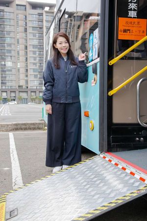 ▲新竹市長高虹安查看換新後的低地板公車內裝與斜波渡版。（圖／新竹市政府提供）