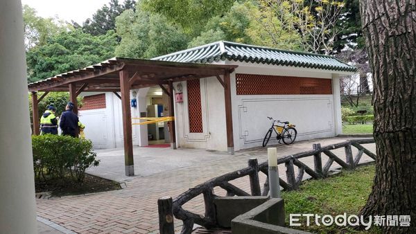 ▲▼       北市一名男子被發現陳屍在中正紀念堂公廁內，警方到場後立即拉起封鎖線調查      。（圖／記者黃彥傑攝）