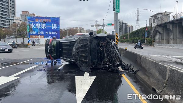 ▲黃男疲勞駕駛休旅車，不慎自撞分隔島翻覆起火。（圖／記者陸運陞翻攝）