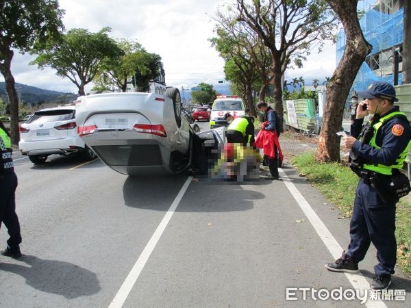 ▲▼陳男載妻子不明自撞路樹，車烏龜翻，2人均受傷。（圖／記者游芳男翻攝，下同）