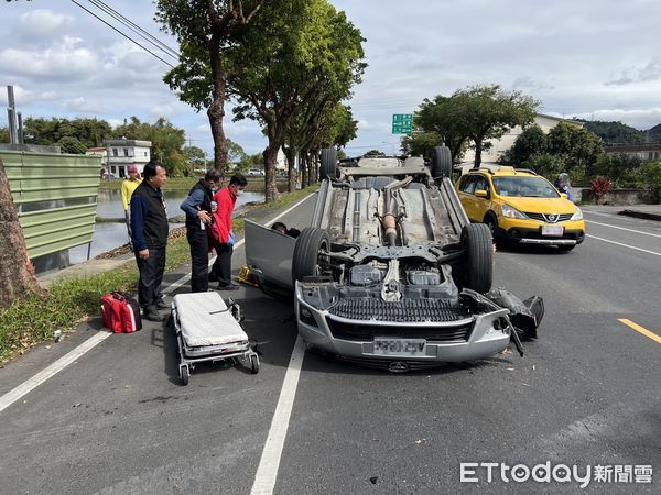 ▲▼陳男載妻子不明自撞路樹，車烏龜翻，2人均受傷。（圖／記者游芳男翻攝，下同）