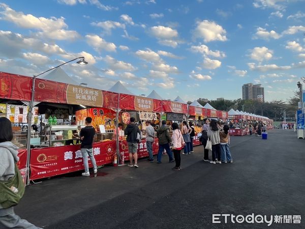 ▲台南市政府將於17日晚間6時於安平藝術燈區「美食市集」發放限量500張美食券，台南市長黃偉哲歡迎全國民眾來台南觀光、賞燈、品美食。（圖／記者林東良翻攝，下同）