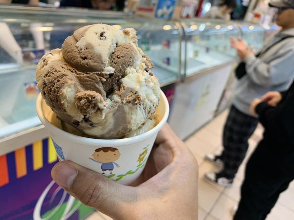 ▲兩球35塊的冰淇淋讓香港旅客驚呼超便宜。（圖／翻攝自臉書／港仔張啟樂的臺灣生活）