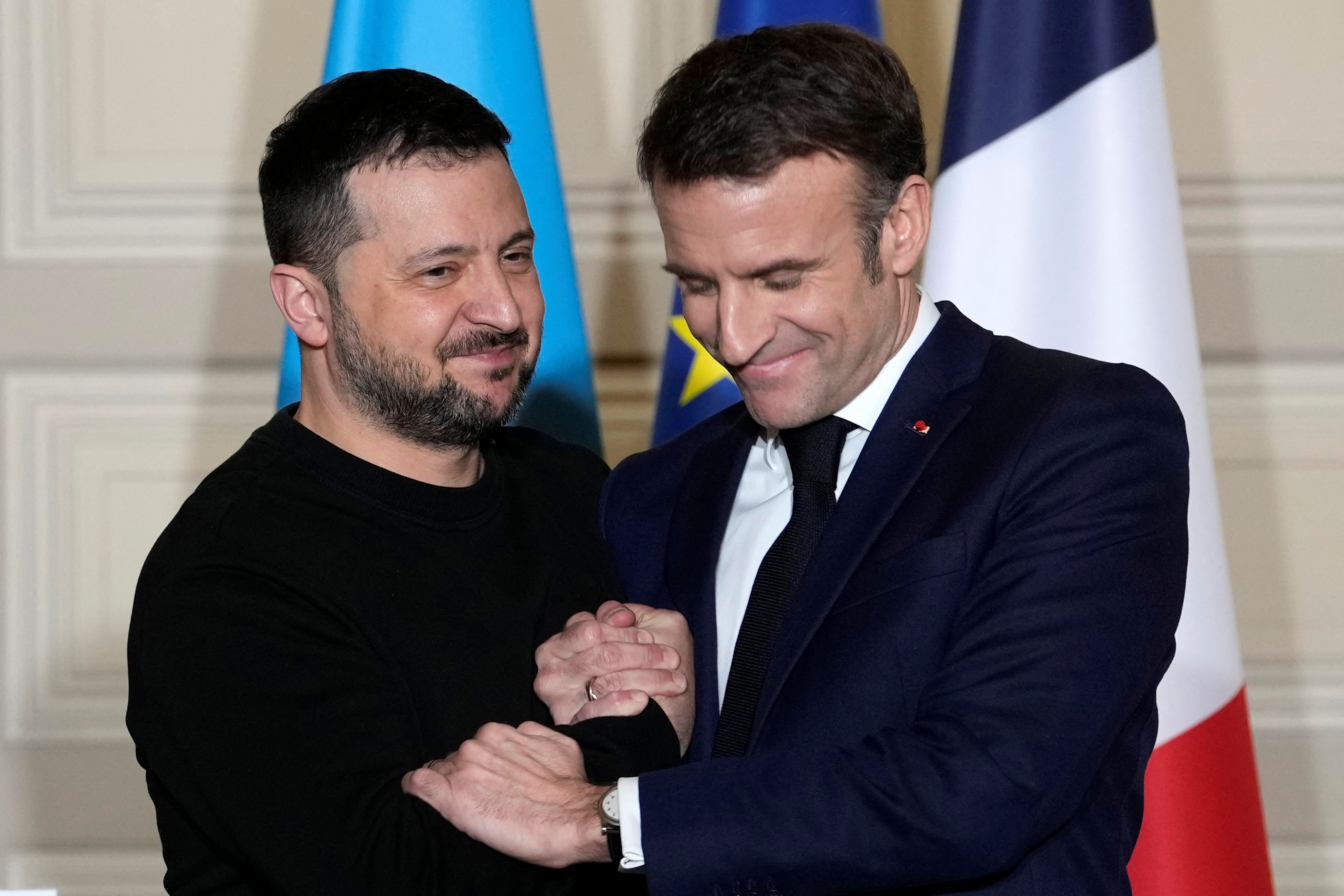 ▲烏克蘭與法國簽署10年安全協議，澤倫斯基與馬克宏笑容滿面。（圖／路透）