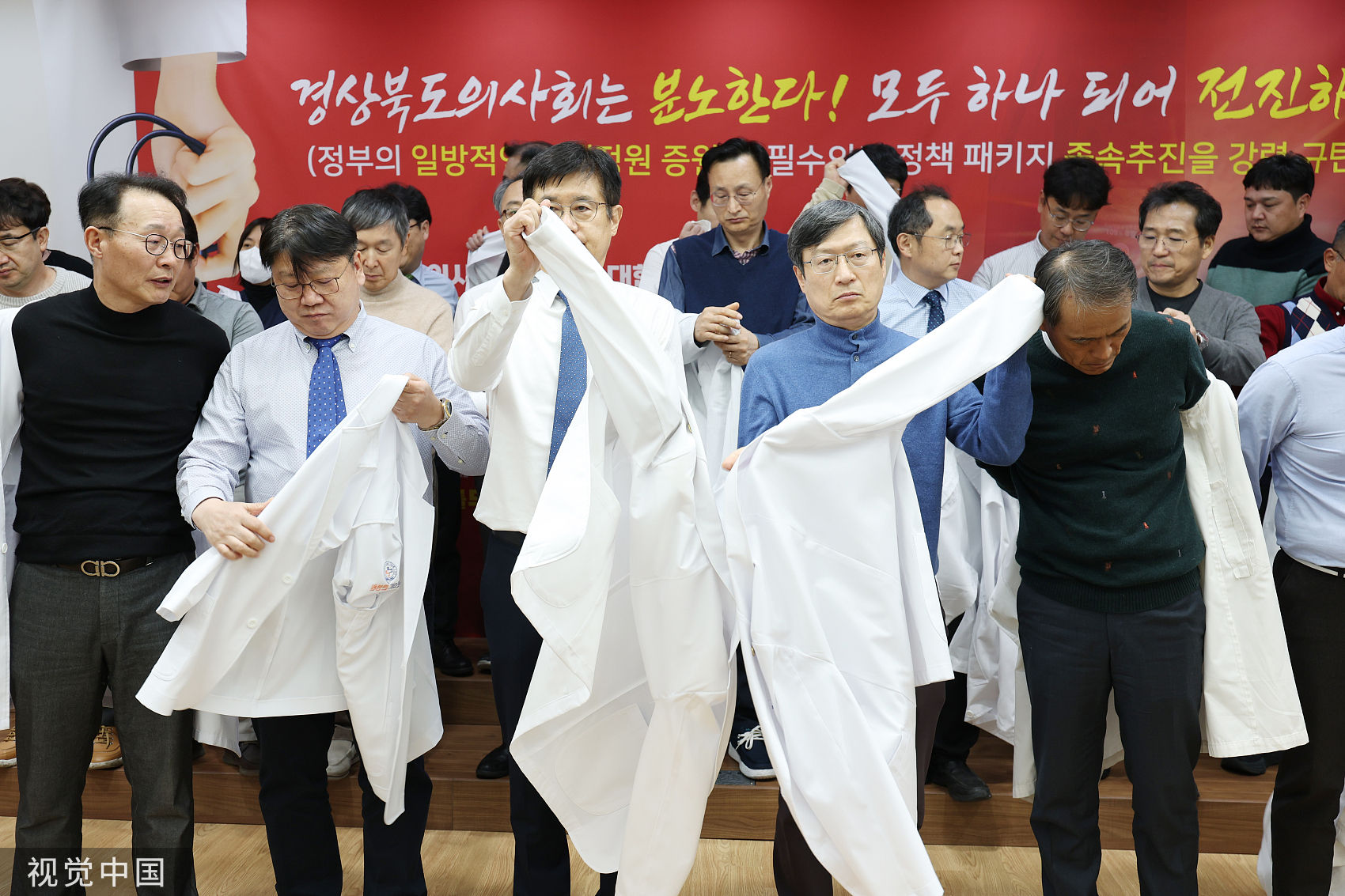 ▲▼南韓大邱醫師脫下白袍，群起反對政府擴招醫學院生的政策。（圖／CFP）