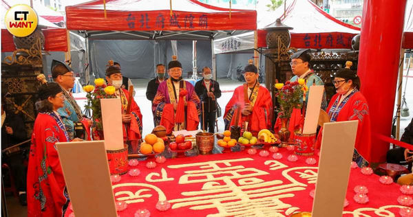 被問到成為道士需不需要條件，黃士豪說其實沒有那麼多門檻，只要有興趣就可以來學。（圖／黃耀徵攝）