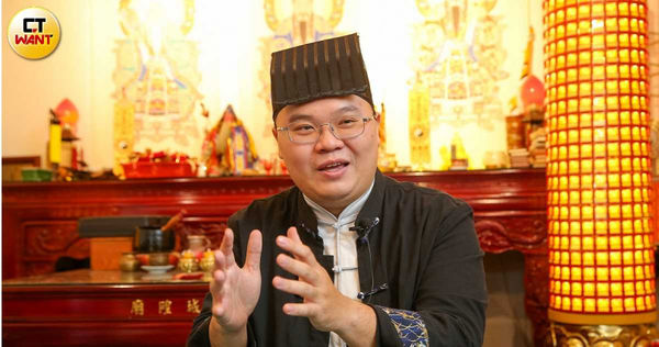 黃士豪如今科學與玄學雙向並行，2者看似毫不相干，他笑著說，「其實科學的盡頭是玄學」，宗教所說的因果報應其實也可以套用在科學實驗。（圖／黃耀徵攝）