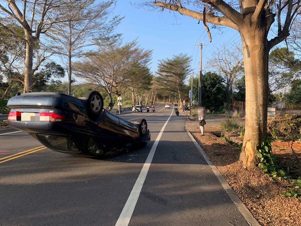 ▲彰化139縣道翻車。（圖／記者唐詠絮翻攝）