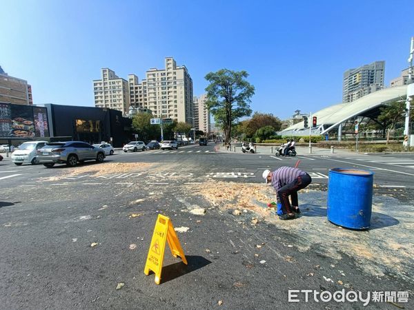 ▲一輛廚餘車上的餿水桶行經這個路口時，掉落地面             。（圖／記者吳奕靖翻攝）