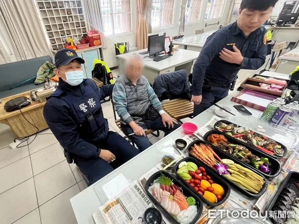 ▲警方邀請轄內獨男來警所享用豐盛的海鮮料理，讓他找回年節感覺。（圖／龜山警分局提供）
