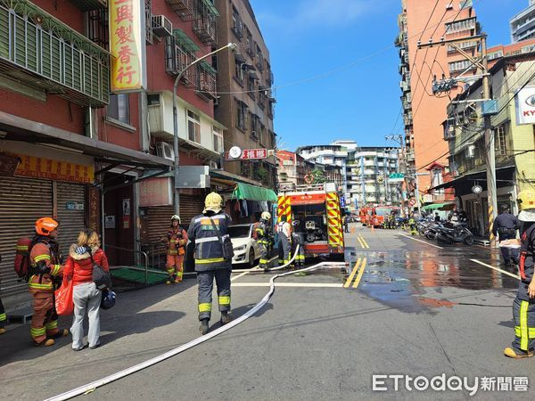 ▲三重大仁街公寓起火，2名租客遭灼傷嗆傷送醫治療。（圖／記者陸運陞翻攝）