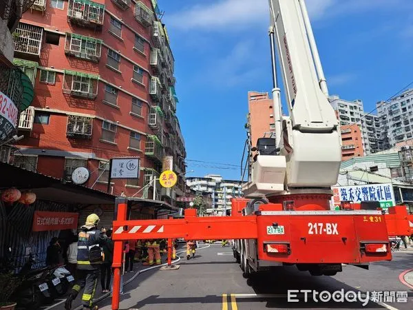 ▲三重大仁街公寓起火，2名租客遭灼傷嗆傷送醫治療。（圖／記者陸運陞翻攝）