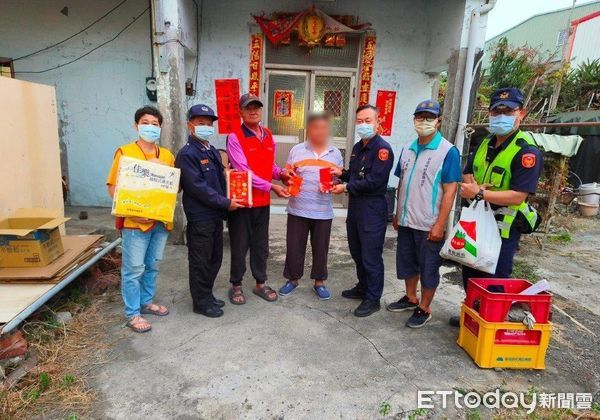 ▲東港警分局新園分駐所副所長蔡世宏、警員李昭慶幫助施男             。（圖／記者陳崑福翻攝）