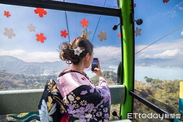 ▲日本第30代「櫻花女王」杉浦美櫻里搭乘櫻花女王號纜車，欣賞日月潭絕美湖光山色。（圖／九族文化村提供）