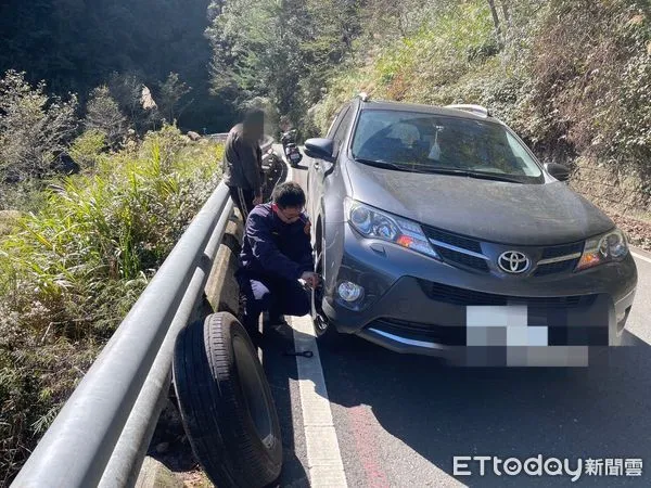 ▲▼新北男獨自開車環島…體力不足「南橫自撞爆胎」　警頂3度低溫救援。（圖／記者賴文萱翻攝）