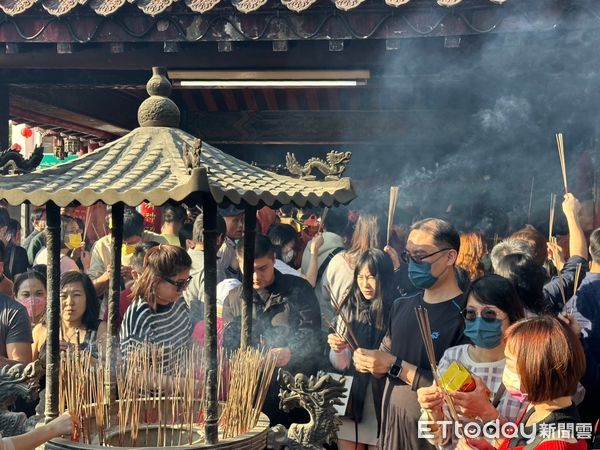 ▲▼紫南宮,拜拜,過年,香,香客,遊客,南投,竹山。（圖／記者許權毅攝）