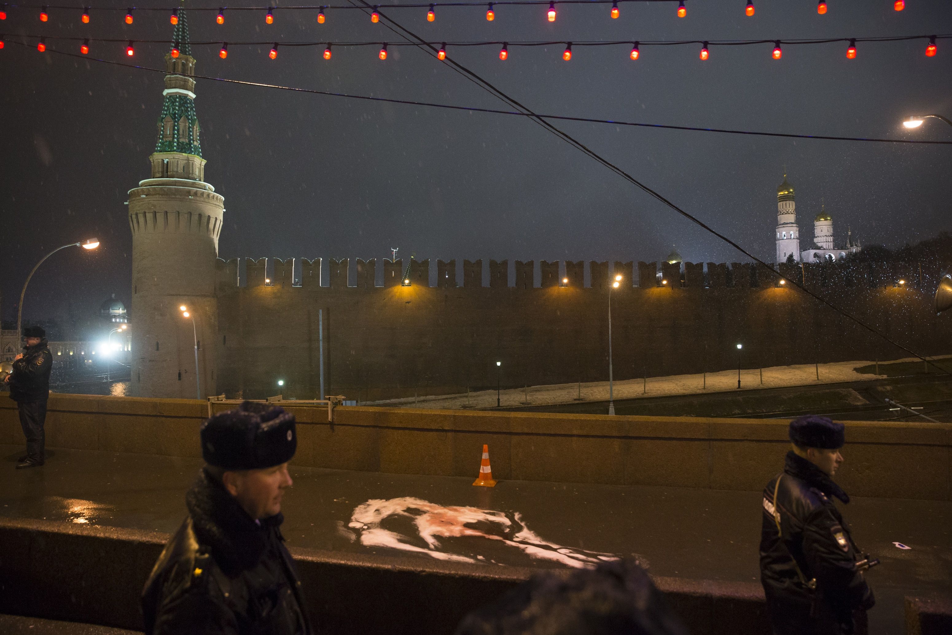 ▲▼俄羅斯前副總理涅姆佐夫2015年和女友在克宮附近散步時遭到槍殺。（圖／達志影像／美聯社）