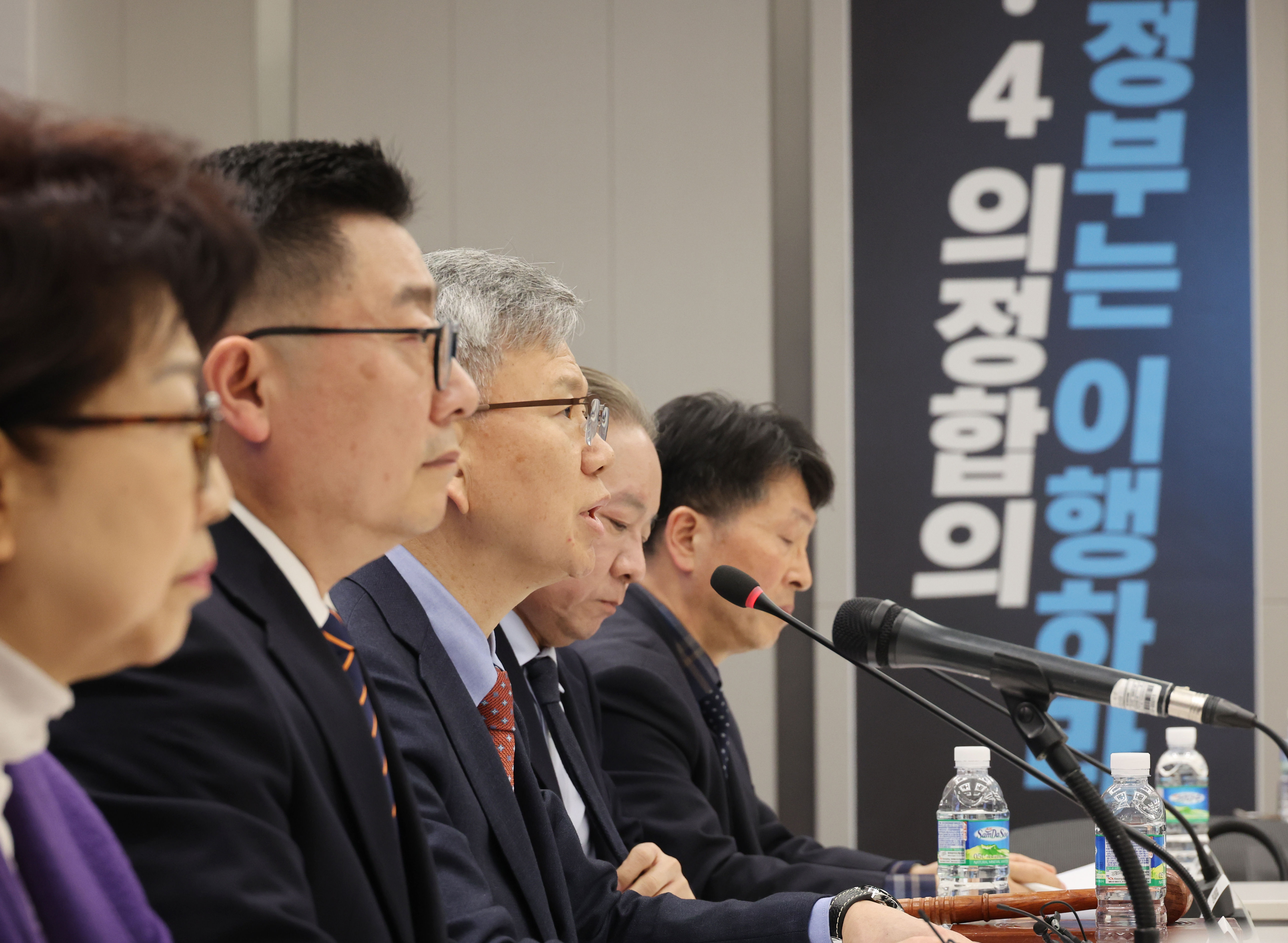 ▲▼大韓醫師協會17日召開會議，反對政府擴編醫科生招收名額計畫。（圖／達志影像）
