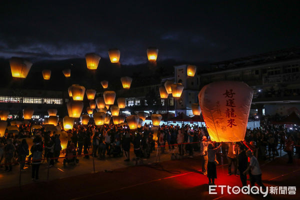 ▲新北市平溪天燈節，民眾施放天燈祈福。（圖／記者林敬旻攝）