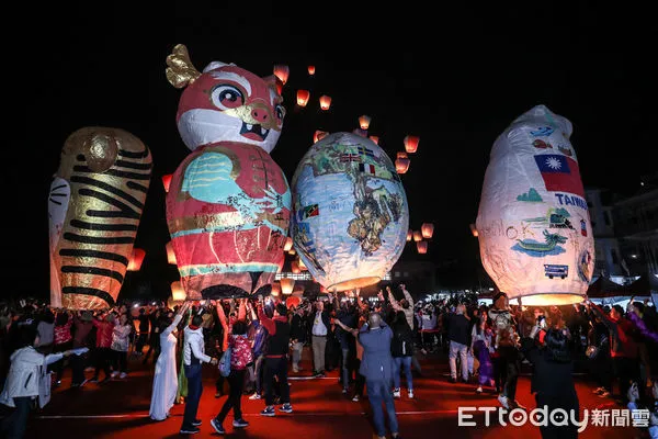 ▲新北市長侯友宜出席平溪天燈節，帶領貴賓施放四款特色主燈。（圖／記者林敬旻攝）