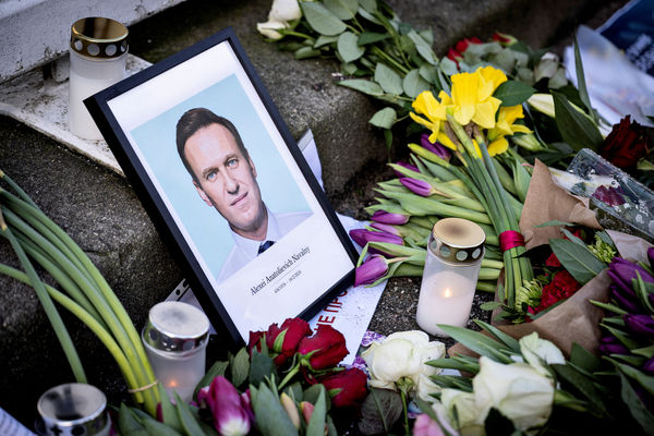 ▲▼俄羅斯反對派領袖納瓦尼（Alexei Navalny）猝逝，民眾獻花哀悼。（圖／路透）