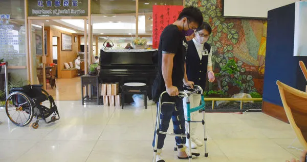 28歲的簡先生是台灣脊髓損傷逾5年，經細胞治療後還能重新站起第1人，術後8個月後已能靠助行器行走。（圖／報系資料照）