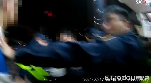 ▲▼宵夜名店又打！2醉男嗆鄰桌互毆　警壓制怒了：有夠煩的目無法紀。（圖／記者許權毅翻攝）