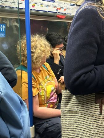 ▲▼費翔倫敦搭地鐵被粉絲目擊。（圖／翻攝自微博）