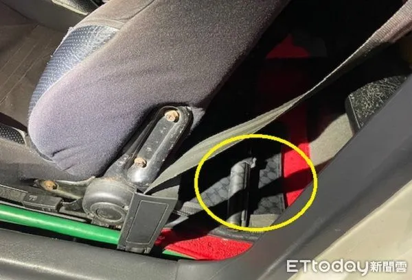 ▲警方在酒測臨檢時發現車內有鼓鼓的包包。（圖／中壢警分局提供）