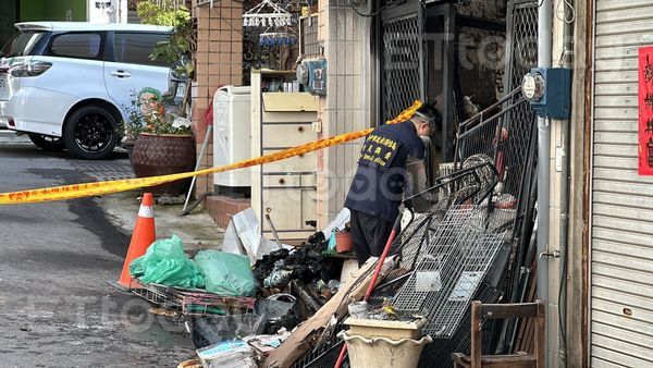 ▲▼獨／近40隻貓活活燒死！飼主崩潰喊「你們看什麼」　當街下跪鄰居道歉。（圖／記者許權毅攝）