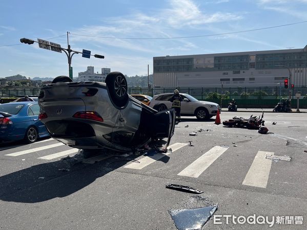 ▲▼             土城轎車、機車對撞。（圖／記者陳以昇翻攝）