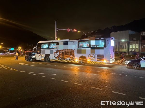 ▲▼黑色休旅車切外側道疑似時未打方向燈，後車的公車煞車不及釀追撞意外。（圖／記者游芳男翻攝，下同）