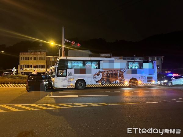 ▲▼黑色休旅車切外側道疑似時未打方向燈，後車的公車煞車不及釀追撞意外。（圖／記者游芳男翻攝，下同）