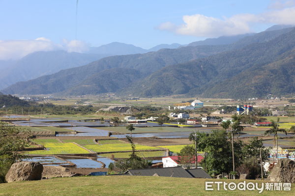 ▲▼大草原地勢平坦，視野開闊，讓人能夠一眼望見遠處層疊的山脈和梯田。（圖／富里鄉公所提供，下同）