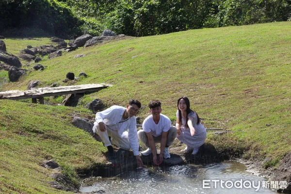 ▲▼大草原地勢平坦，視野開闊，讓人能夠一眼望見遠處層疊的山脈和梯田。（圖／富里鄉公所提供，下同）