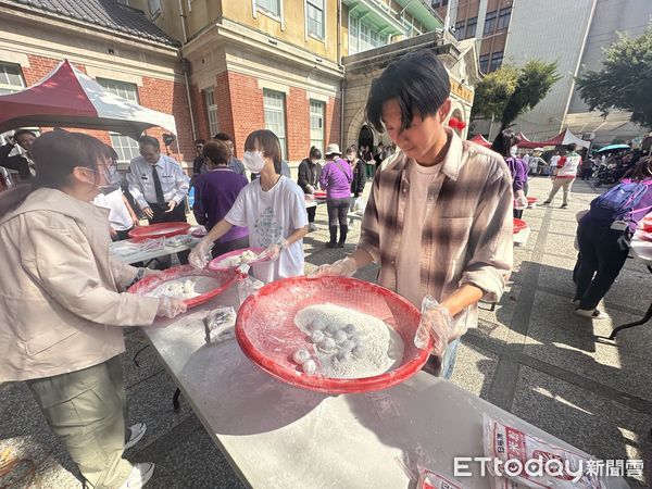 ▲雲林家扶中心今日舉辦「滾元宵迎龍年」，邀請長輩教年輕人「滾元宵」。（圖／記者蔡佩旻翻攝）