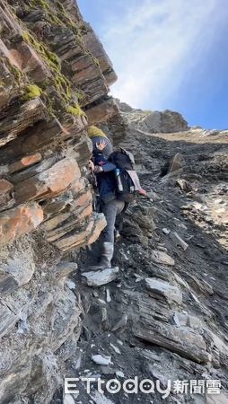 ▲▼2名登山客18日迷路受困在八通關往觀高山屋峭壁處。（圖／記者高堂堯翻攝）