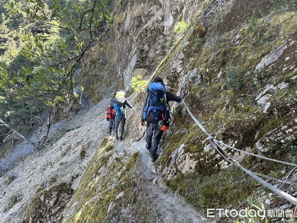 ▲▼2名登山客18日迷路受困在八通關往觀高山屋峭壁處。（圖／記者高堂堯翻攝）