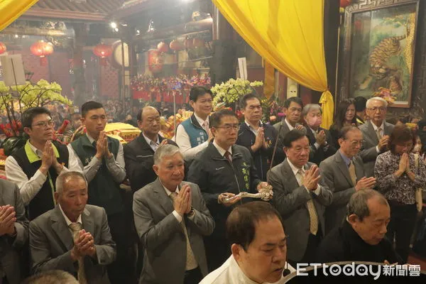 ▲台南市長黃偉哲等人至天壇祭拜，為天公暖壽，也祈求玉皇大帝保佑台灣國泰平安、市運昌隆。（圖／記者林東良翻攝，下同）