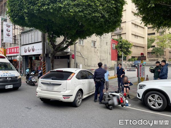 ▲▼土城分局女警騎警用機車直行，與左轉車發生車禍             。（圖／記者陳以昇翻攝）