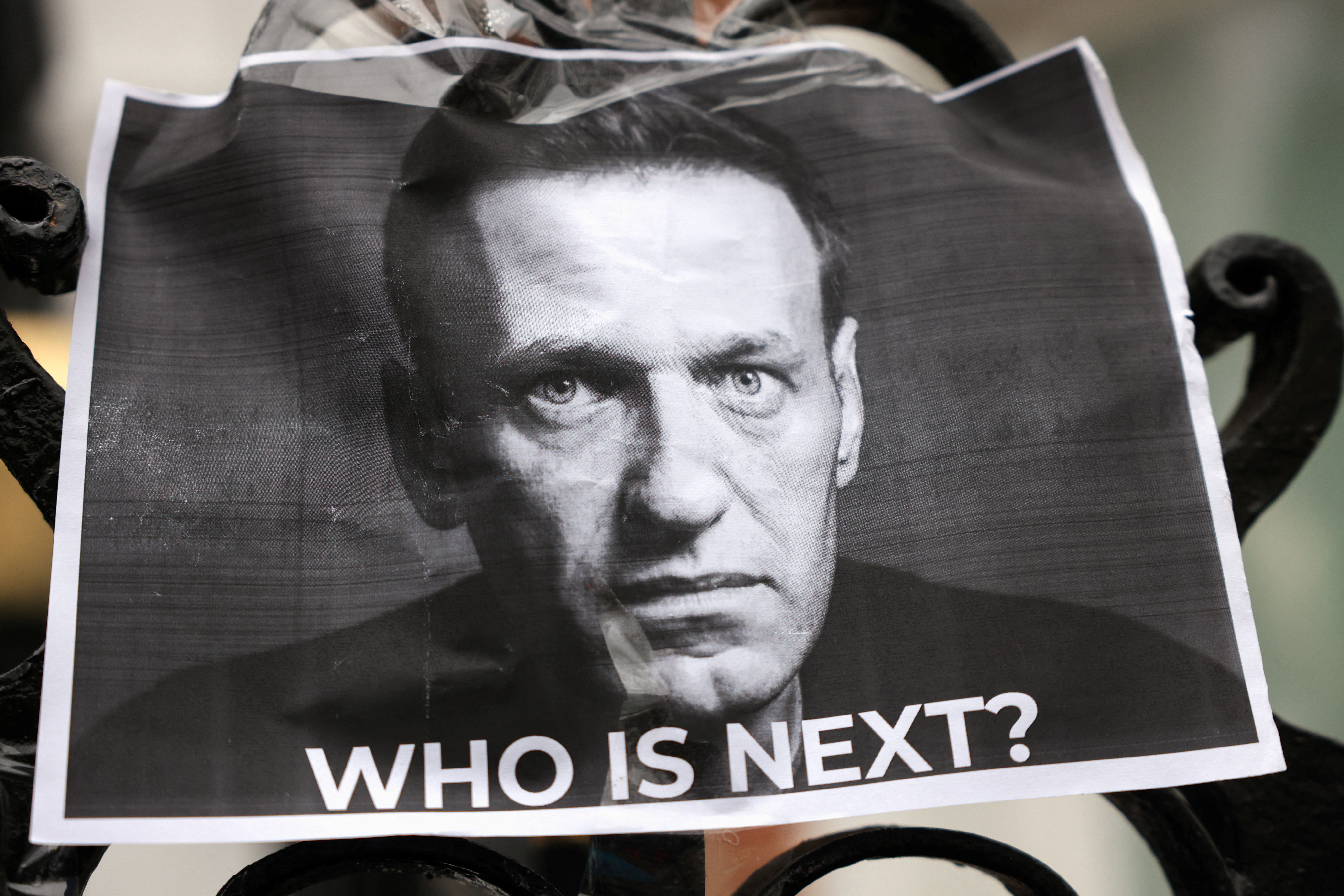 ▲▼ 英國支持者哀悼納瓦尼（Alexei Navalny），貼出標語「誰是下一個？」。（圖／路透）