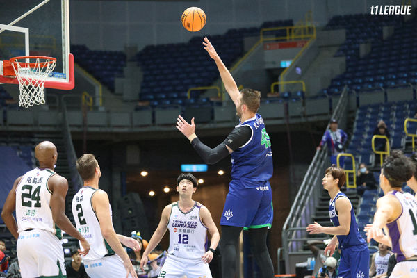 ▲海神庫薩斯、于煥亞、喬伊斯，雲豹蔣淯安、克羅馬、查爾斯、楊勇緯。（圖／T1職籃提供）