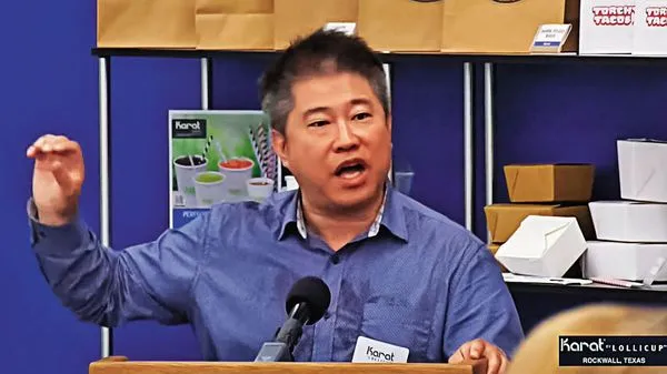 百億身價的施宗明原本在美國賣波霸奶茶，後來投入杯具及餐盒供應，公司在美股上市。（翻攝Karat by Lollicup YouTube）